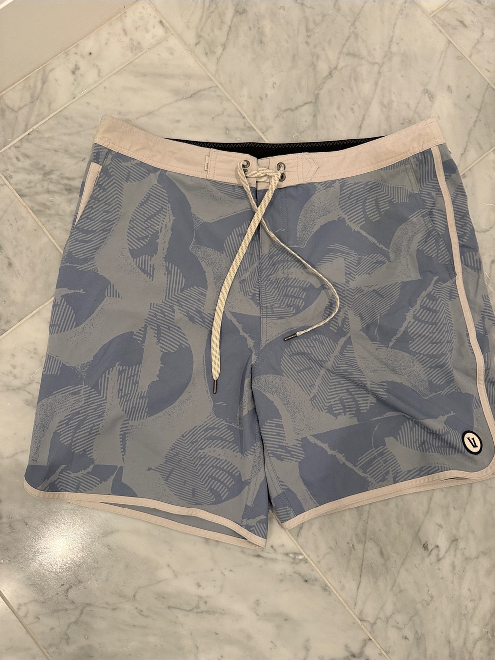 Vuori Men’s Cruise Board shorts, size 36, Blue and Pale Gray Patterned